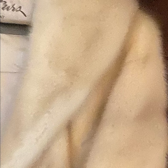 MINK: Authentic  Mink Cape - Picture 6 of 16